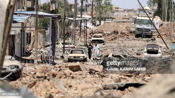 Displaced Iraqis evacuate from western Mosul's Zanjili neighbourhood on June 1, 2017 during ongoing battles between Iraqi forces to retake the city...