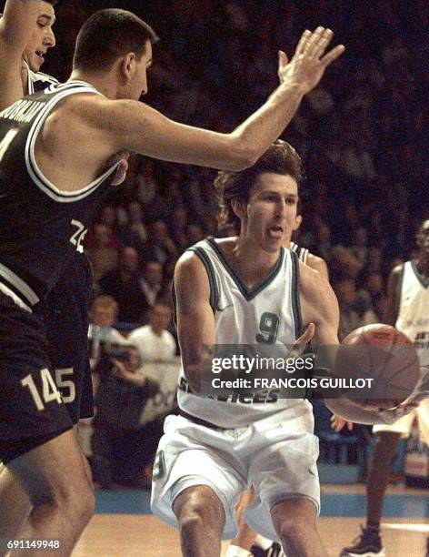 Le joueur palois Laurent Foirest tente de prendre le ballon devant le joueur de Belgrade, Predrag Drobnjak , le 17 décembre à Pau, lors du match...