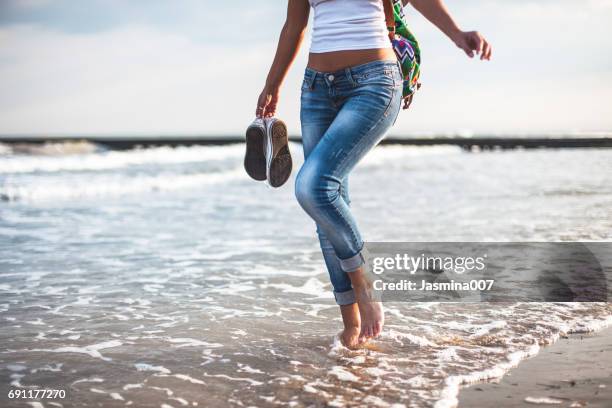 urlaub am meer - wet jeans stock-fotos und bilder