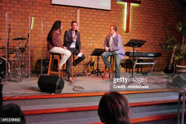 viering evenement in kerk - predikant stockfoto's en -beelden