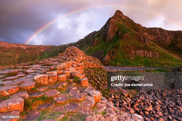 rainbow giants causeway bushmills county antrim northern ireland - dammstraße stock-fotos und bilder