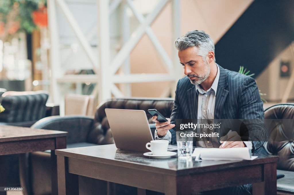 Reife Businssman arbeiten in der lobby