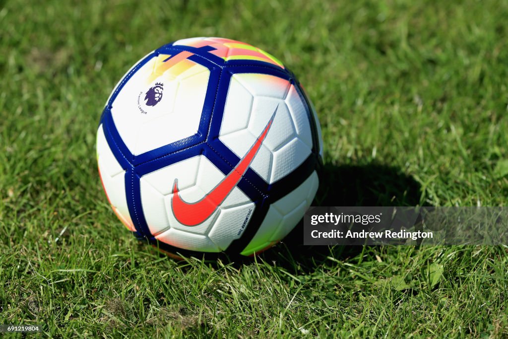 Volverse auxiliar Tremendo The Nike Ordem V Premier League Match Ball is pictured during the... News  Photo - Getty Images
