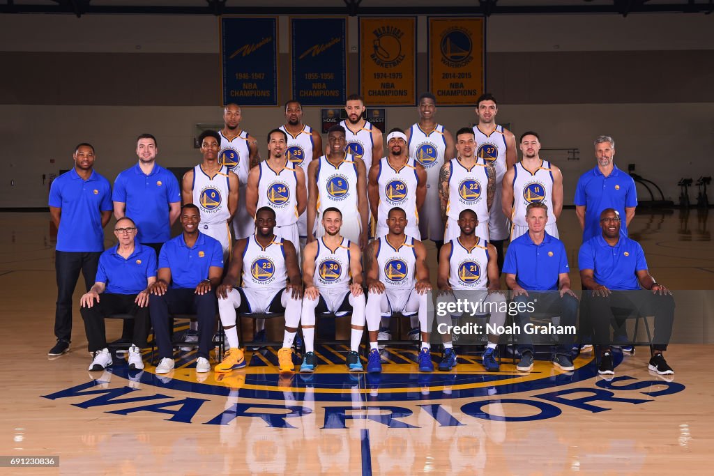 The 2016 2017 Golden State Warriors team poses for a team photo on
