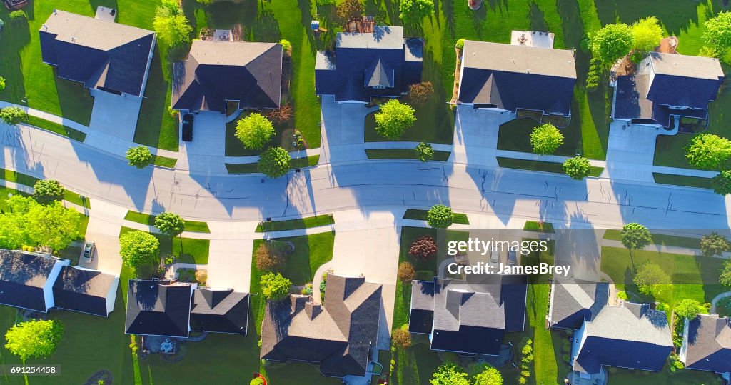 Mirando hacia abajo en hermosas casas suburbanas, vista aérea de la primavera.