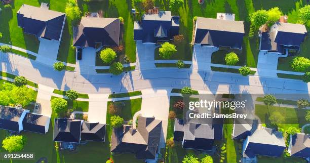 neer te kijken op mooie voorsteden huizen, lente luchtfoto. - street aerial view stockfoto's en -beelden