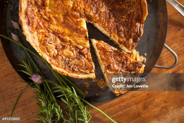 quiche lorraine with herbs - abeja stock pictures, royalty-free photos & images