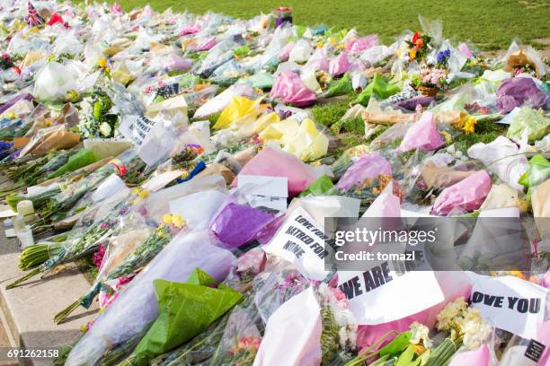 fleurs pour les victimes de terrorisme - mémorial photos et images de collection