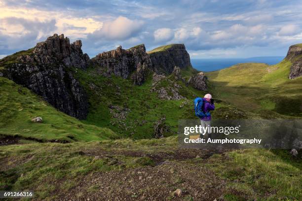 quiraing trakking trail, isle of skye, uk. - cuillins stockfoto's en -beelden