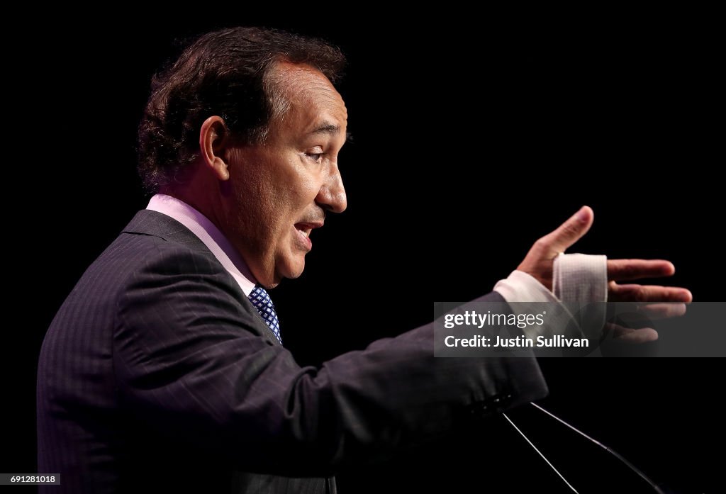 United CEO Oscar Munoz Attends San Francisco Travel Association Luncheon