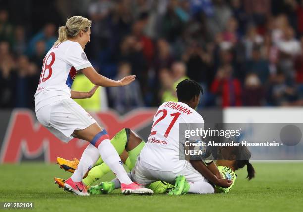 Sarah Bouhaddi of Olympique Lyonnais celebrates victory with team mates as she scores the winning penalty in the shoot out during the UEFA Women's...