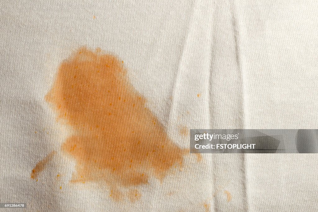 Tomaten Flecken auf dem weißen Tuch