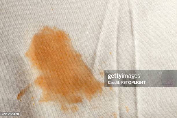 tomaten flecken auf dem weißen tuch - remove clothes from stock-fotos und bilder