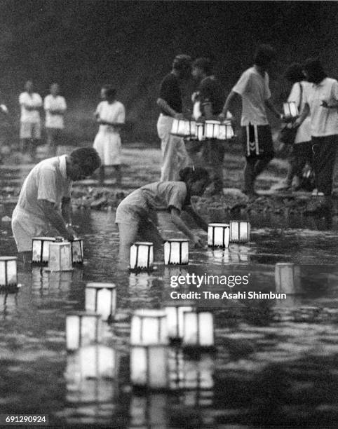 People float candlelit paper lanterns on the Kanna River in memory of the victims of the Mount Osutaka air disaster on August 11, 1997 in Ueno,...