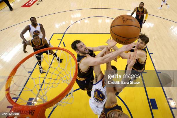 Klay Thompson of the Golden State Warriors goes up for a shot against Kevin Love, Kyle Korver, and Richard Jefferson of the Cleveland Cavaliers in...