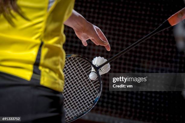 woman serving a shuttlecock - badminton imagens e fotografias de stock