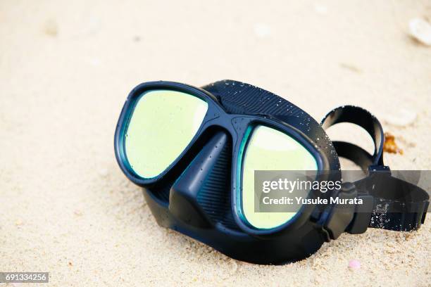 diving mask on beach - scuba mask stock pictures, royalty-free photos & images