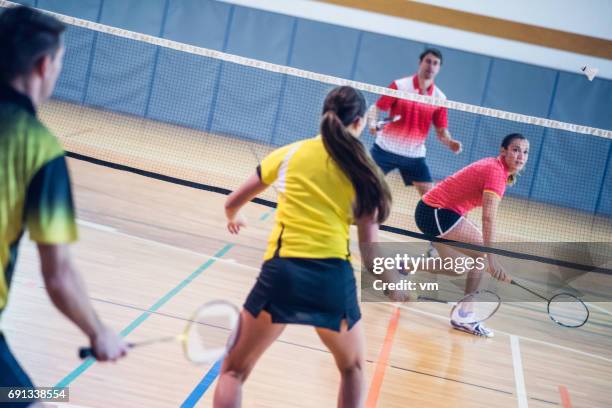 zwei paare badminton spielen - badminton stock-fotos und bilder