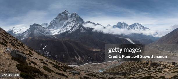 panoramic view of ama dablam mountain from dingboche view point, everest region, nepal - kangtega foto e immagini stock