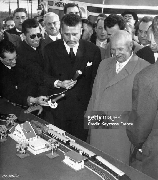 Le ministre des Transports Publics Buron présente à Nikita Khrouchtchev en visite dans le midi de la France des locomotives miniatures, reproductions...