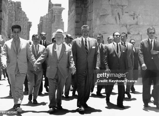 Ahmed Ben Bella, Nikita Khrouchtchev, Nasser et Aref se donnant les mains en un geste symbolique le 17 septembre 1959 à Assouan, Egypte.