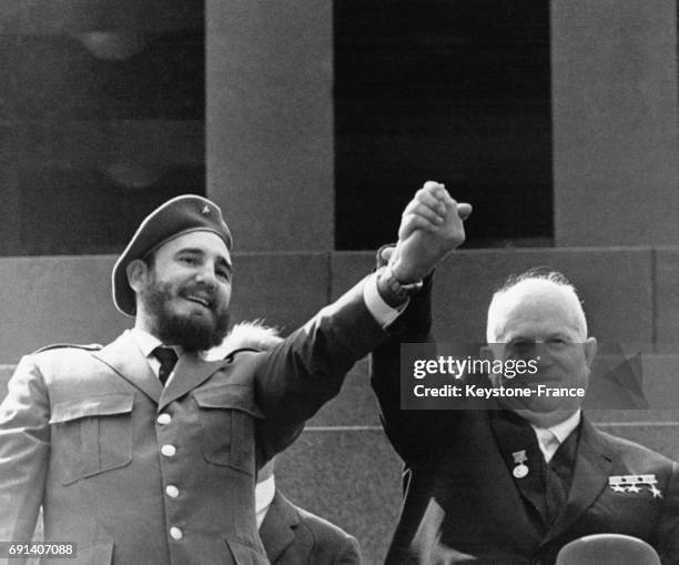 Fidel Castro et Nikita Khrouchtchev se tiennent la main en un geste symbolique devant le Mausolée de Lénine sur la Place Rouge en mai 1963 à Moscou,...