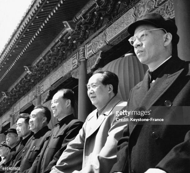 Le dirigeant de la République Populaire de Chine Mao Zedong entouré de son gouvernement Liu Shao-Chi, Peng Chen, Chu Teh, Zhou Enlai, Peng Teh-huai...