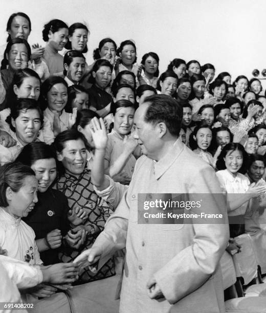 Le dirigeant de la République Populaire de Chine Mao Zedong salue des Chinois, circa 1960 en Chine.