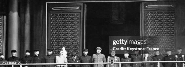 Le dirigeant de la République Populaire de Chine Mao Zedong entouré des membres du Parti communiste chinois sur le rostrum de la place Tien an Men...