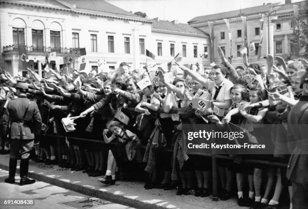 La foule des Berlinois enthousiastes après la signature du pacte d'alliance germano-italien le 22 mai 1939 à Berlin, Allemagne.