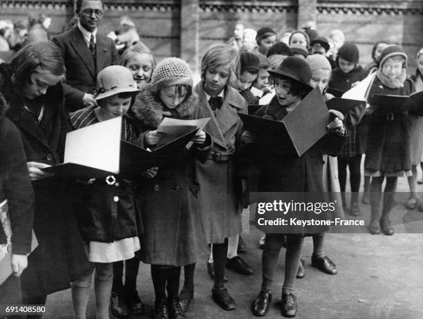 Des jeunes écolières allemandes reçoivent leur bulletin de notes avant les vacances de Pâques, circa 1930 en Allemagne.