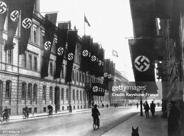 La Wilhelmstrasse est décorée de drapeaux nazis pour le passage de Hitler le 16 mars 1938 à Berlin, Allemagne.