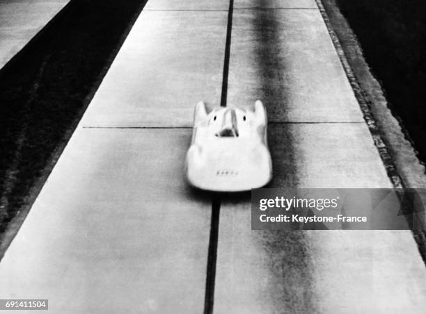 Le pilote automobile Bernd Rosemeyer dans sa 'Flèche d'argent' tentant d'améliorer son précédent record de vitesse sur l'autoroute...