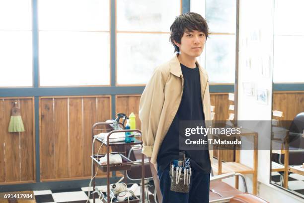 a young man's hairdresser in tokyo - hairdresser ストックフォトと画像