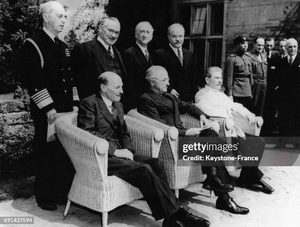 De gauche à droite, Attlee, Truman et Staline, debout derrière, l'amiral Leahy, Bevin, Byrnes et Molotov, à Potsdam, Allemagne en août 1945.