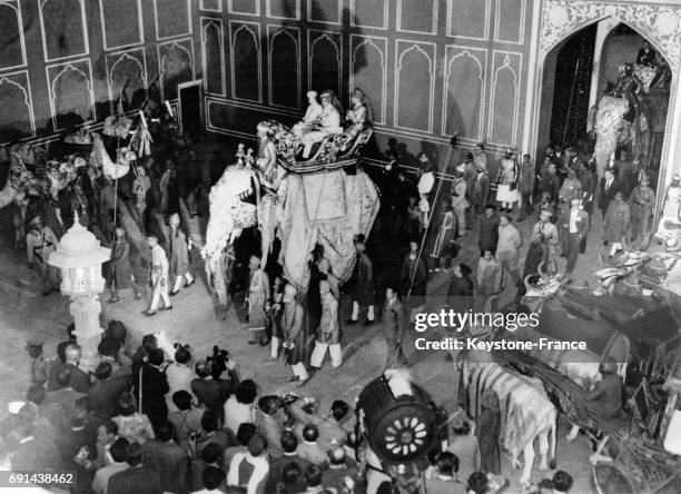 Vue du Palais de Jaipur à l'arrivée de la Reine Elizabeth II, accompagnée du Maharajah de Jaipur à dos d'éléphant, décoré pour l'occasion, à Jaipur,...