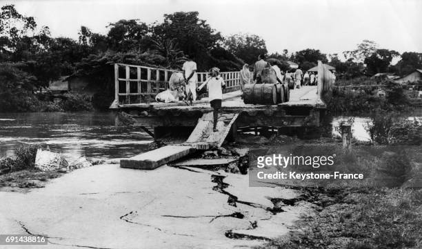 Un pont endommagé par un tremblement de terre à Assam, Inde le 25 août 1950.