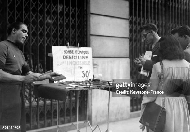 Marchand ambulant vendant des peignes sur les Grands Boulevards à Paris, France circa 1940.