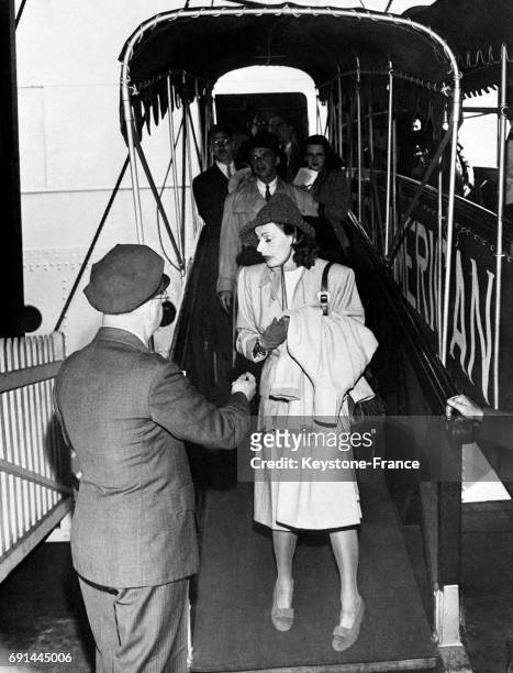 Actrice suédoise Greta Garbo à sa descente d'avion à Hollywood, Californie, Etats-Unis en 1946.