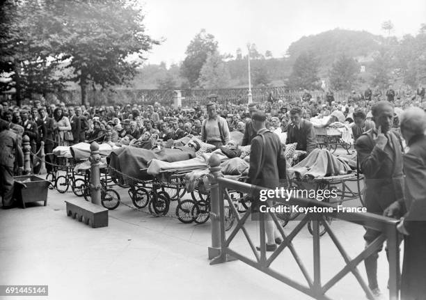 Au premier rang, des pèlerins couchés prient la Vierge pour qu'elle leur accorde la guérison, à Lourdes, France en 1946.