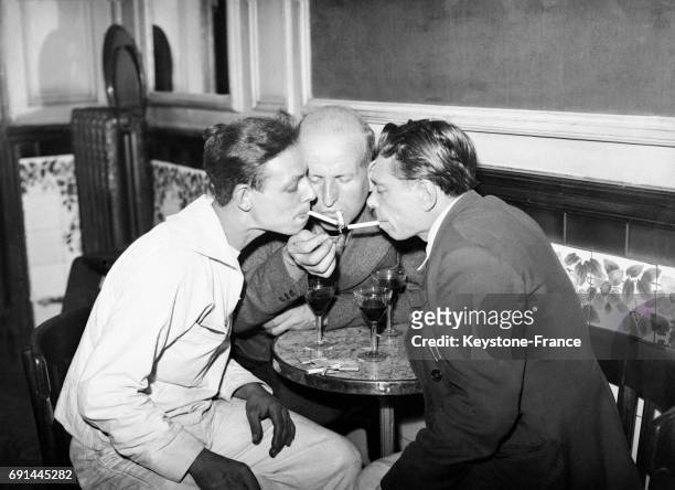 Des membres allument trois cigarettes avec la même allumette, en France en 1946.