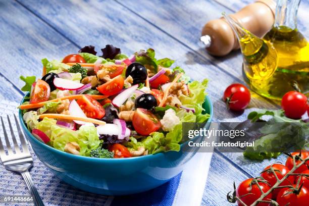 prato de salada fresca na mesa de piquenique azul - azeitona preta - fotografias e filmes do acervo