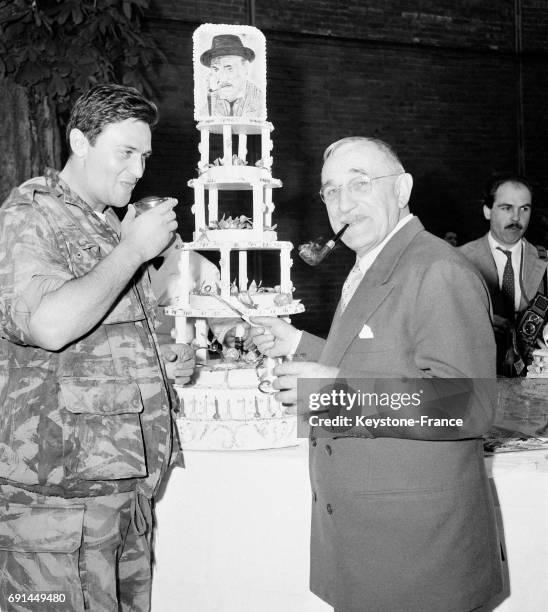 Charles Vanel, fêtant son 200ème film et ses 50 ans de cinéma, avec Roger Hanin sur le tournage du film 'La valse du gorille' réalisé par Bernard...