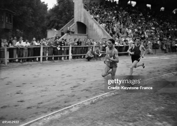 Athlète El Mabrouk photographié pendant une course au stade Charléty à Paris, France en 1951.