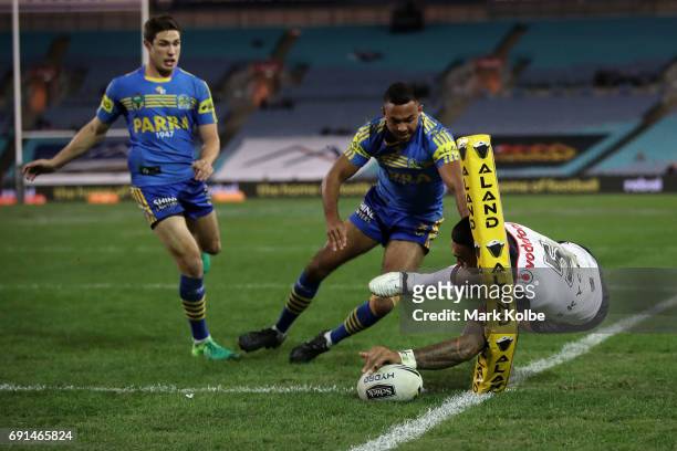Ken Maumalo of the Warriors scores a try during the round 13 NRL match between the Parramatta Eels and the New Zealand Warriors at ANZ Stadium on...