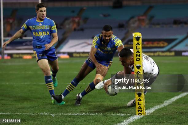 Ken Maumalo of the Warriors scores a try during the round 13 NRL match between the Parramatta Eels and the New Zealand Warriors at ANZ Stadium on...
