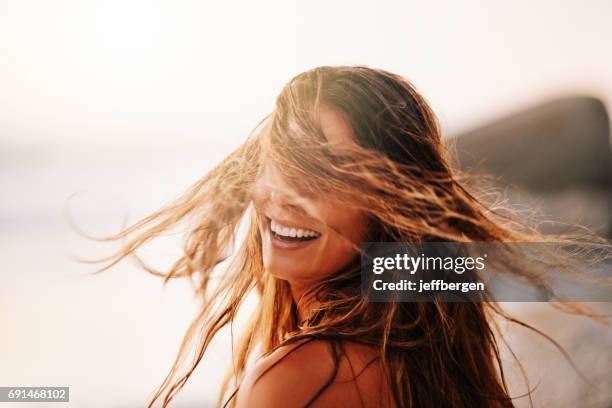 vida de una playa y me encanta! - wet hair fotografías e imágenes de stock