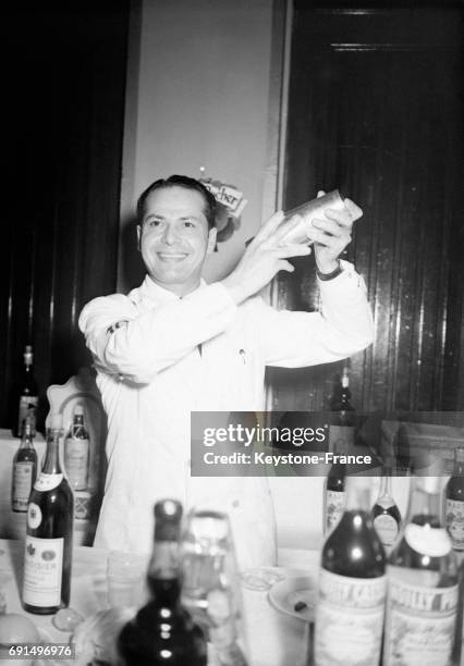 Barman à Paris, France le 8 novembre 1951.