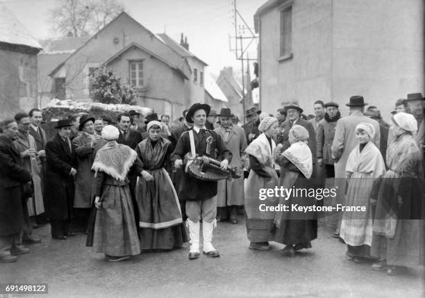 Les délégués du corps diplomatique d'Amérique latine assistent, verre à la main, aux danses des jeunes Berrichones entraînées par un joueur de...