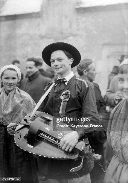 Joueur de vielle, à Chavignol, France le 14 février 1953.